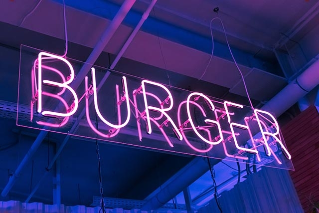 neonowe napisy rekalmowe dla burgerowni